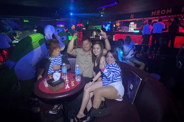 Makati : Pubcrawl Midget boxing rooftop music and gogo clubs