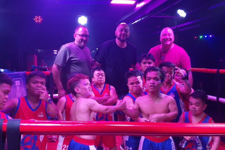 Makati : Pubcrawl Midget boxing rooftop music and gogo clubs