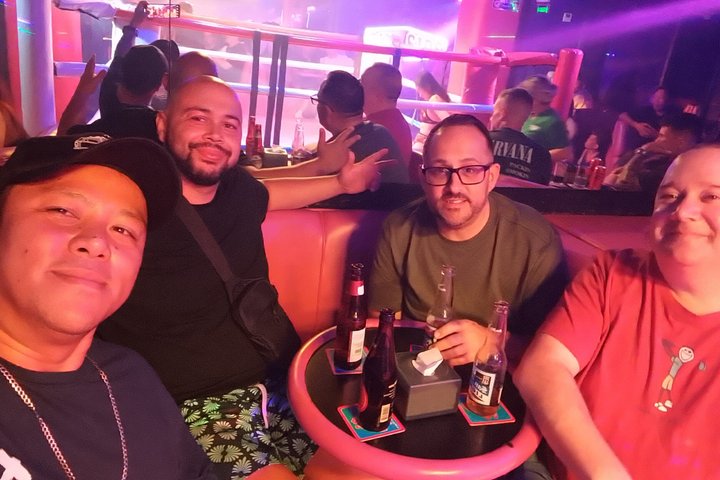 Makati : Pubcrawl Midget boxing rooftop music and gogo clubs