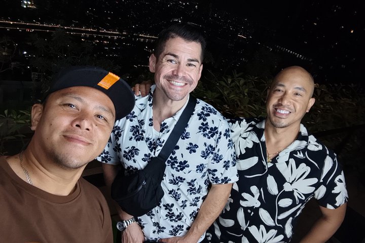 Makati : Pubcrawl Midget boxing rooftop music and gogo clubs