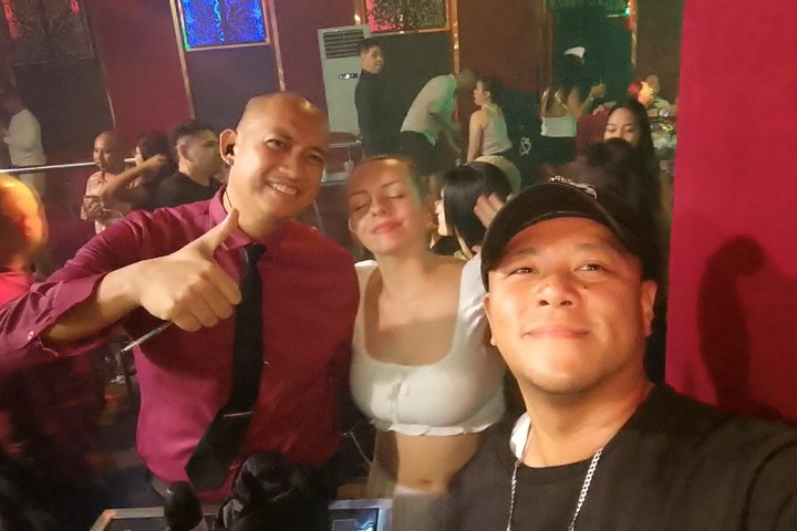 Makati : Pubcrawl Midget boxing rooftop music and gogo clubs