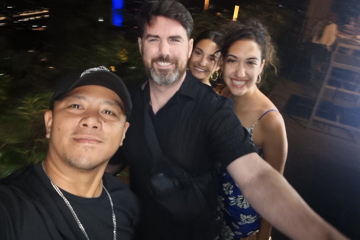 Makati : Pubcrawl Midget boxing rooftop music and gogo clubs