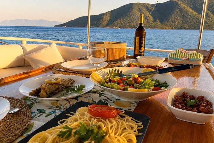 3-Hour Private Sunset Boat Tour With Dinner in Bodrum