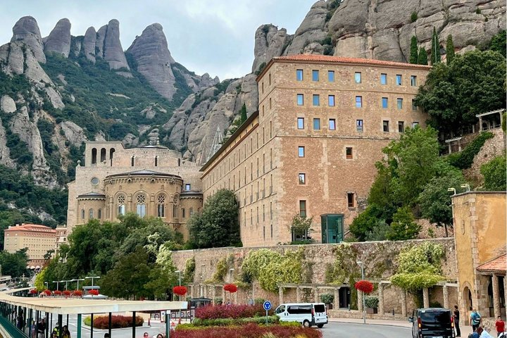 Montserrat Basilica and Museum Ticket with Roundtrip Cable Car