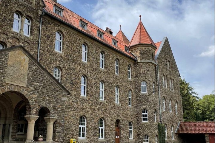 Luxembourg: WWII Battlefield, Castle & Abbey Private Day Tour