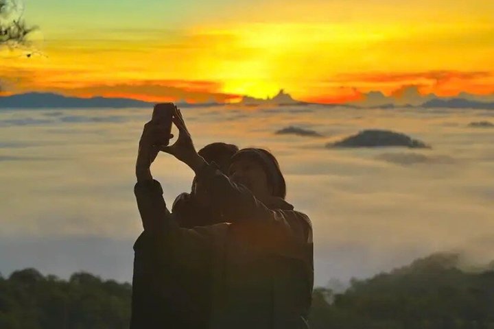 Experience Da Lat Cloud Hunting & Sunrise Trekking to Hon Bo Peak
