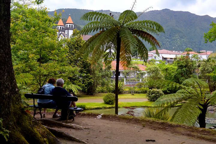 Adventure in the Furnas, with volcanoes, lagoons and tea plantations