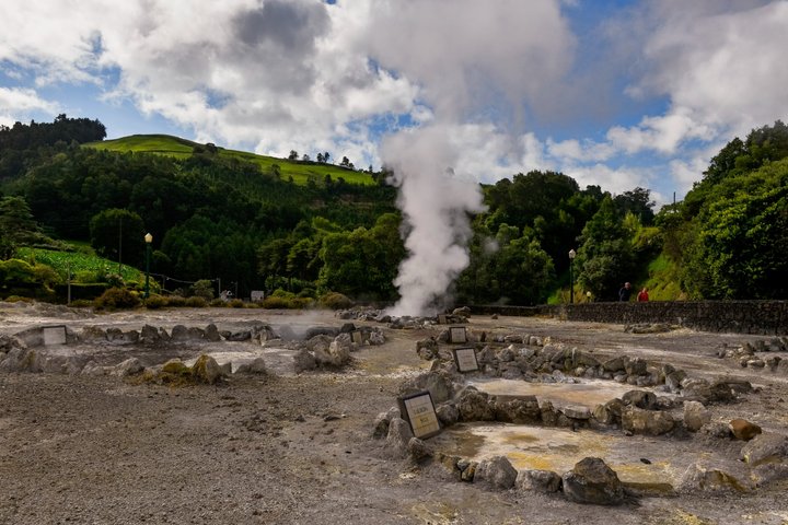 Adventure in the Furnas, with volcanoes, lagoons and tea plantations