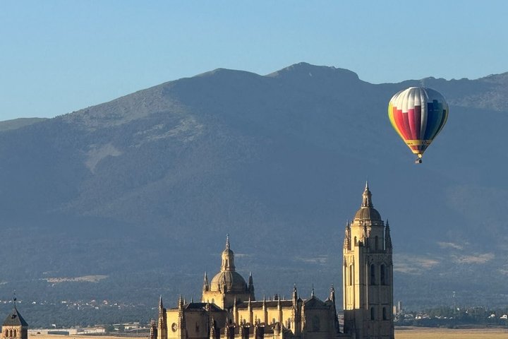 Flight in Globo Comfort at Dawn in Segovia