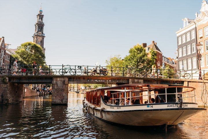 Amsterdam Classic Saloon Boat Cruise with Drinks and Cheese