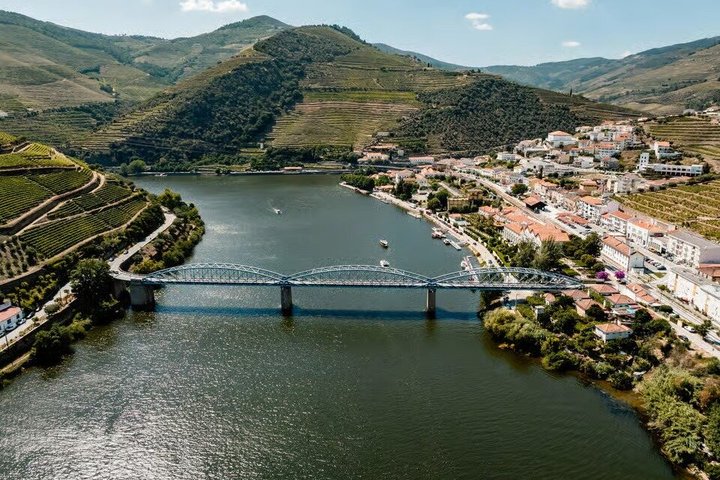 3H Pinhão to Régua Douro Cruise with Lock Wine and Tapas