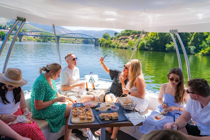3H Pinhão to Régua Douro Cruise with Lock Wine and Tapas
