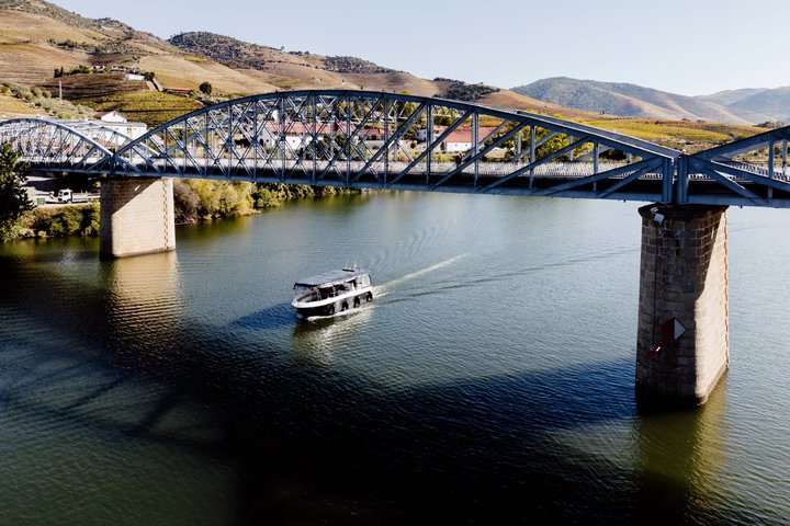 3H Pinhão to Régua Douro Cruise with Lock Wine and Tapas