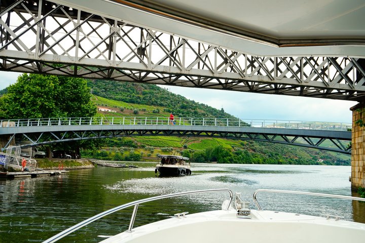 3H Pinhão to Régua Douro Cruise with Lock Wine and Tapas