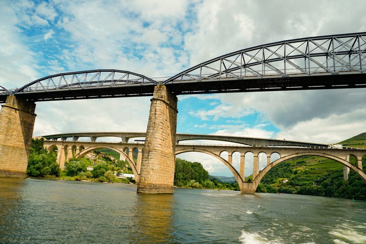 3H Pinhão to Régua Douro Cruise with Lock Wine and Tapas