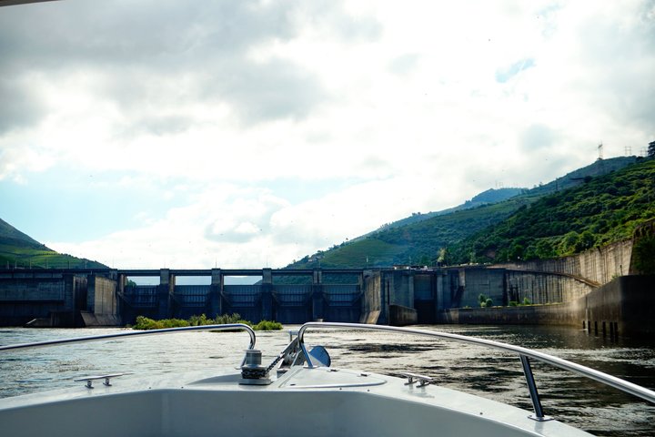 3H Pinhão to Régua Douro Cruise with Lock Wine and Tapas