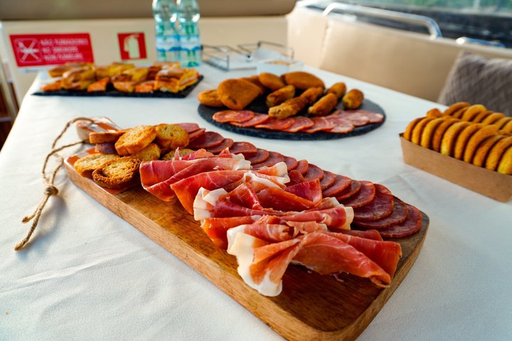 3H Pinhão to Régua Douro Cruise with Lock Wine and Tapas