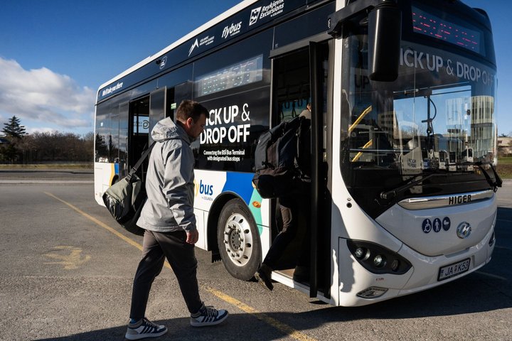 Airport Transfer: Keflavik Airport to Reykjavik Center in Iceland