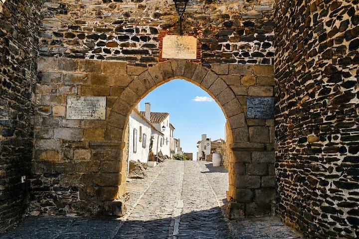 Visit to Monsaraz Castle (Evora - Monsaraz - Évora)
