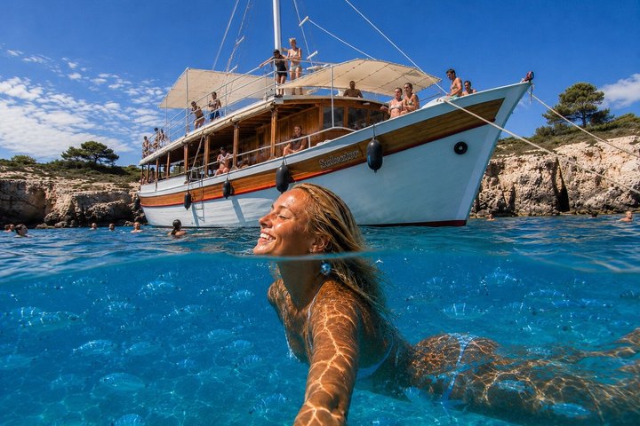 Medulin-Kamenjak 5h boat trip ALL-INCLUSIVE drinks on Sandra Boat