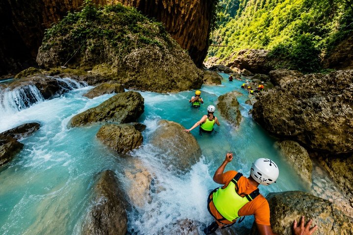 Cebu: Oslob Whale Shark Swimming & Kawasan Falls Canyoneering