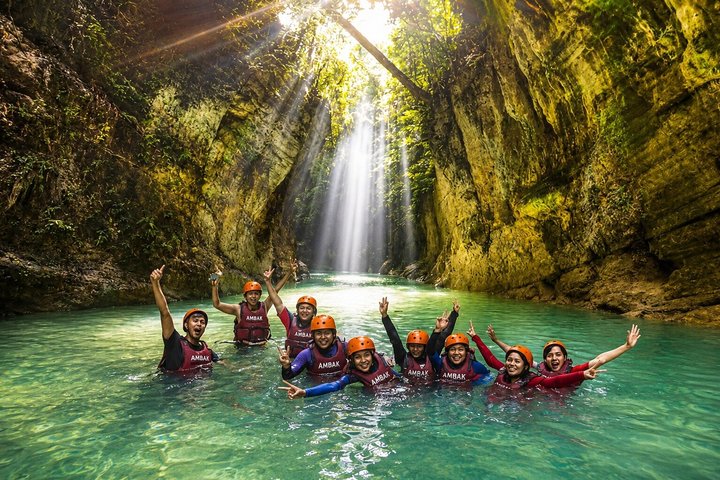 Cebu: Oslob Whale Shark Swimming & Kawasan Falls Canyoneering