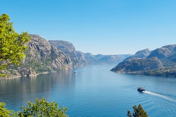 Stavanger: Electric Fjord Cruise to Lysefjord & Preikestolen