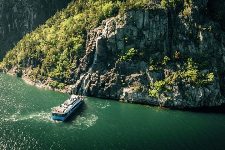 Stavanger: Electric Fjord Cruise to Lysefjord & Preikestolen