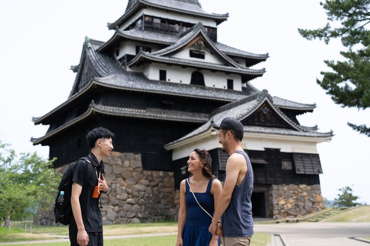 Matsue Castle Guided Tour - With a Local Guide and an Audioguide