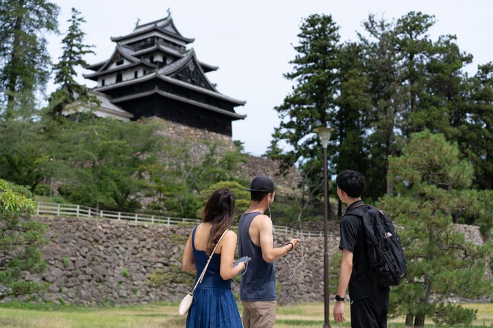 Matsue Castle Guided Tour - With a Local Guide and an Audioguide