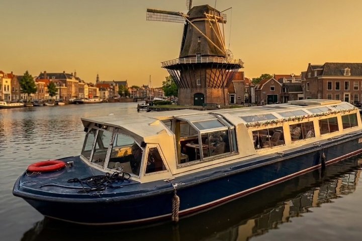 Haarlem Smoke Cruise: 420 Friendly & Drinks - Local Culture Tour