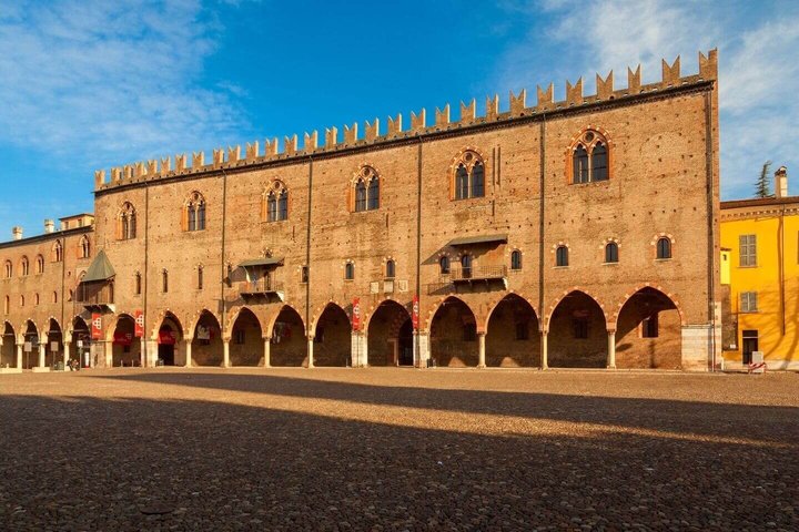Hello Mantua: Private 2-Hour Intro City Walk with Local Guide