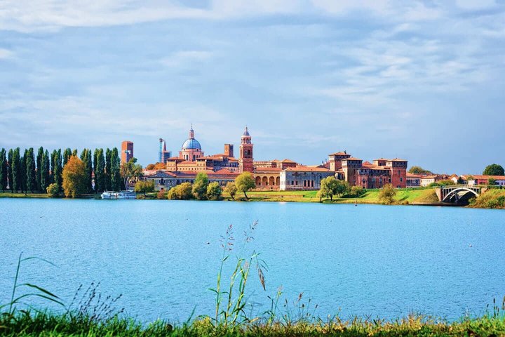 Hello Mantua: Private 2-Hour Intro City Walk with Local Guide