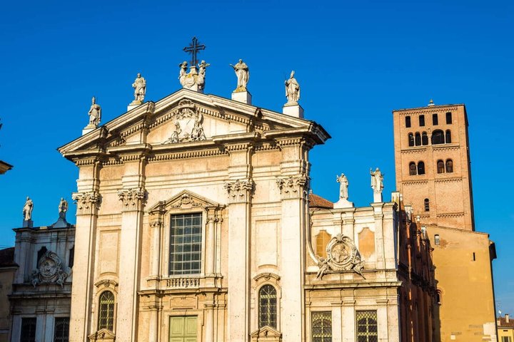Hello Mantua: Private 2-Hour Intro City Walk with Local Guide