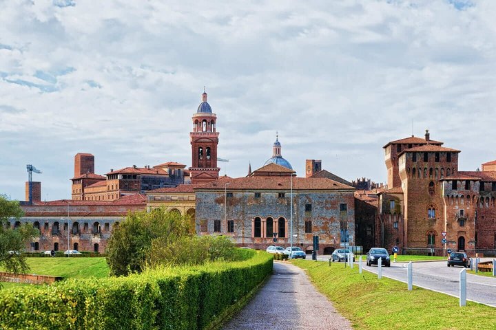 Hello Mantua: Private 2-Hour Intro City Walk with Local Guide