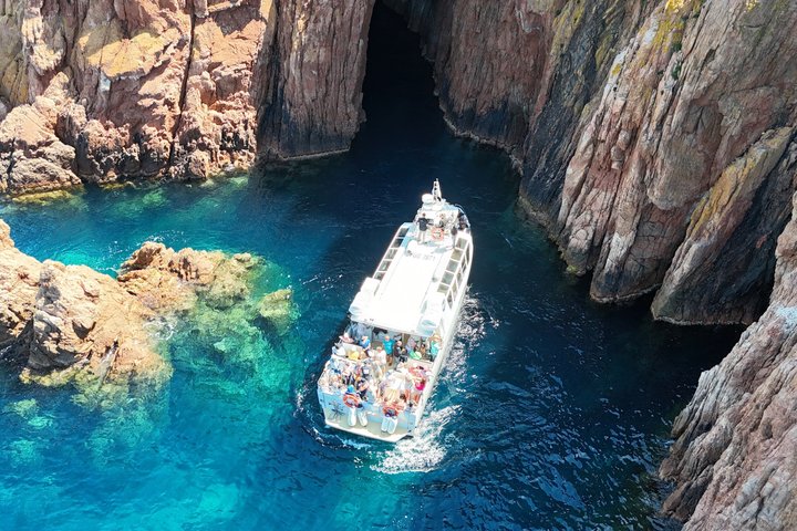De Sagone/Cargèse: Scandola Girolata 2h Calanques Piana Swimming