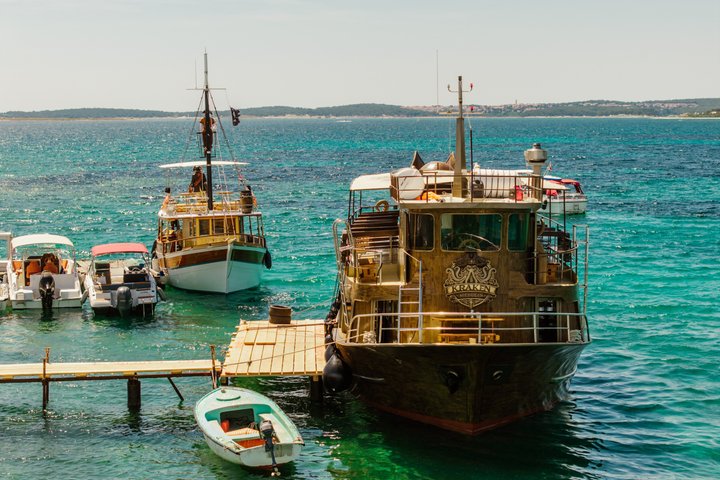 Medulin: All-Inclusive Pirate Boat Tour to Kamenjak Cave & Levan