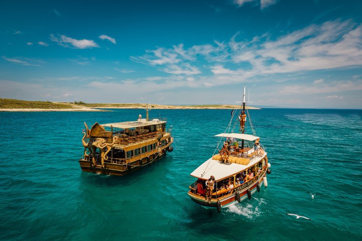 Medulin: All-Inclusive Pirate Boat Tour to Kamenjak Cave & Levan