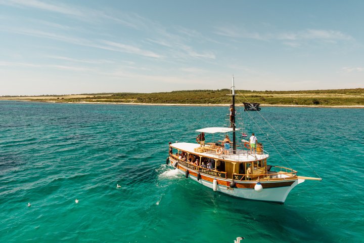 Medulin: All-Inclusive Pirate Boat Tour to Kamenjak Cave & Levan