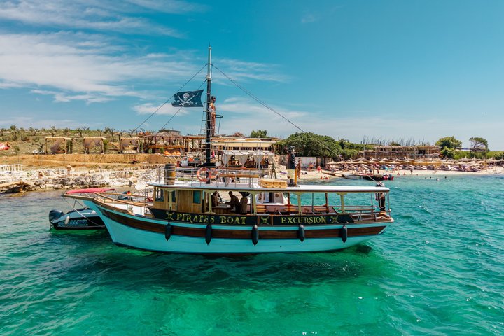 Medulin: All-Inclusive Pirate Boat Tour to Kamenjak Cave & Levan