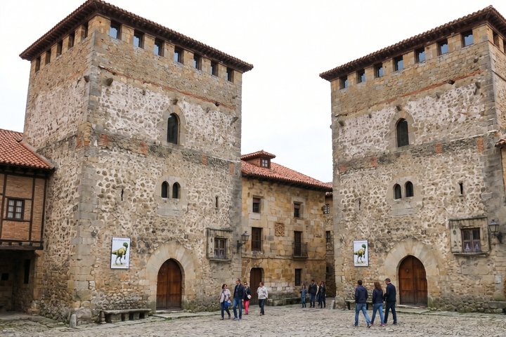 Private Customizable Historical Walk in Santillana del Mar