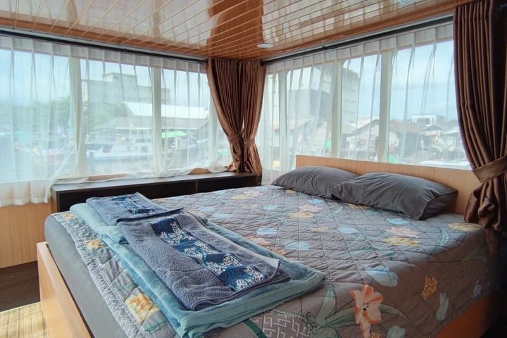 3 Days Deluxe Cabin Houseboat Orangutan Tanjung Puting