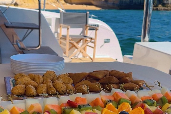 Albufeira: 3 Hours Benagil Caves & Coastline Tour - "Unwind"