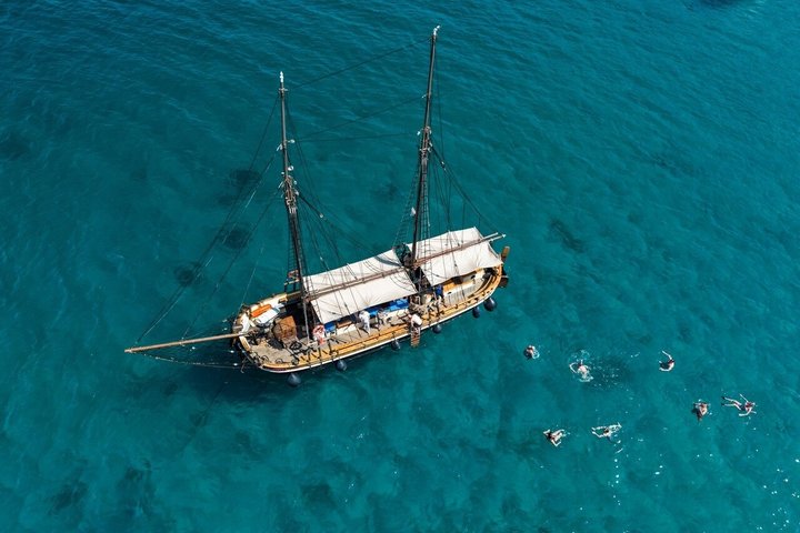 Zadar: Traditional Boat Tour with Unlimited Wine and 3 Stops