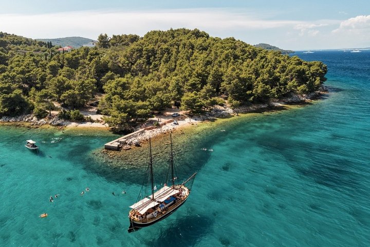 Zadar: Traditional Boat Tour with Unlimited Wine and 3 Stops