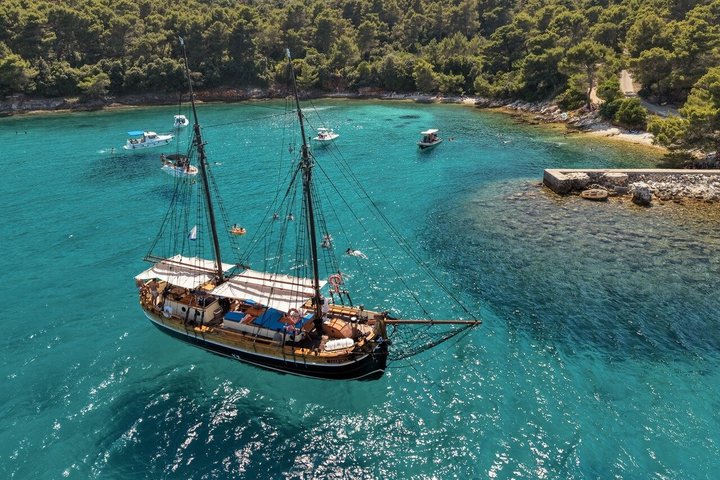 Zadar: Traditional Boat Tour with Unlimited Wine and 3 Stops