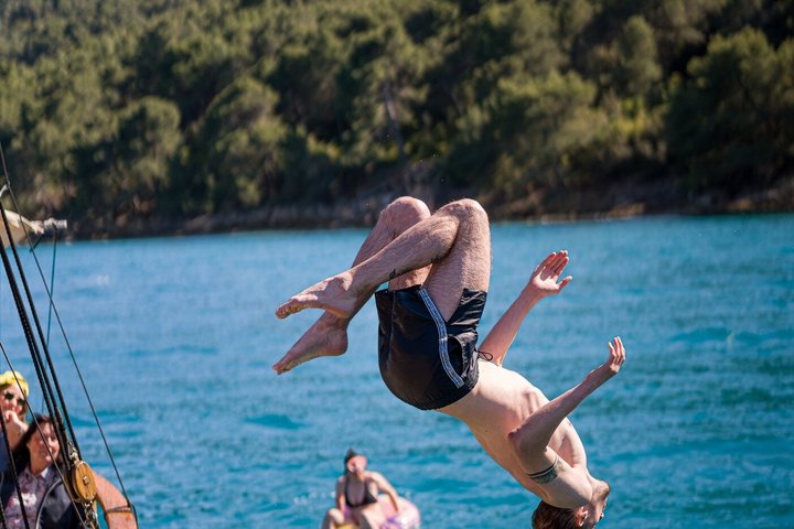 Zadar: Traditional Boat Tour with Unlimited Wine and 3 Stops