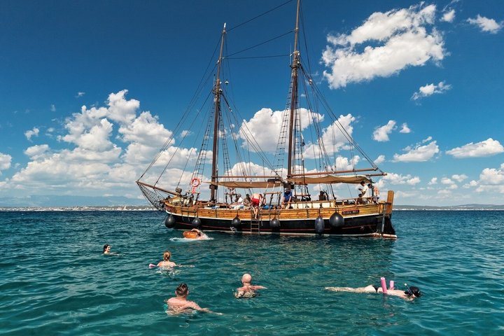 Zadar: Traditional Boat Tour with Unlimited Wine and 3 Stops