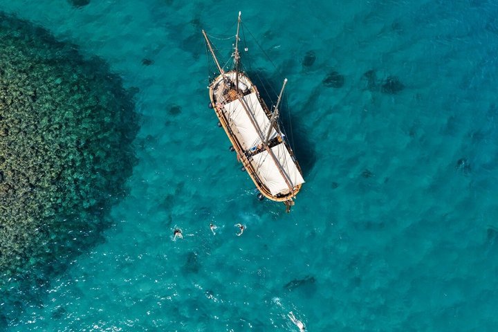 Zadar: Traditional Boat Tour with Unlimited Wine and 3 Stops