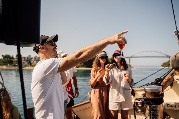 Zadar: Traditional Boat Tour with Unlimited Wine and 3 Stops